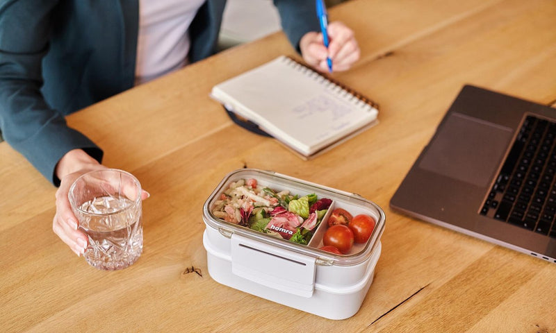 Homra Lunchbox STAQS Grey - Bento Box - 2 Laags Broodtrommel - 3 Compartimenten - Grijs - Lunch To Go - Duurzaam Kunststof - BPA vrij - 3 vaks Lunchtrommel voor Volwassenen - Inclusief Bestek - Magnetron, Diepvries, Vaatwasser bestendig - Vers houden