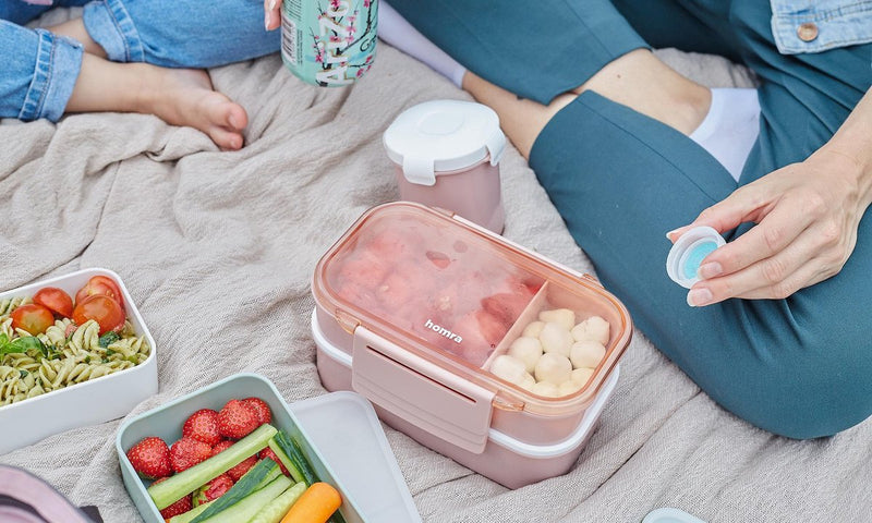 Homra Lunchbox STAQS Pink - Bento Box - 2 Laags Broodtrommel - 3 Compartimenten - Roze - Lunch To Go - Duurzaam Kunststof - BPA vrij - 3 vaks Lunchtrommel voor Volwassenen - Inclusief Bestek - Magnetron, Diepvries, Vaatwasser bestendig - Vers houden